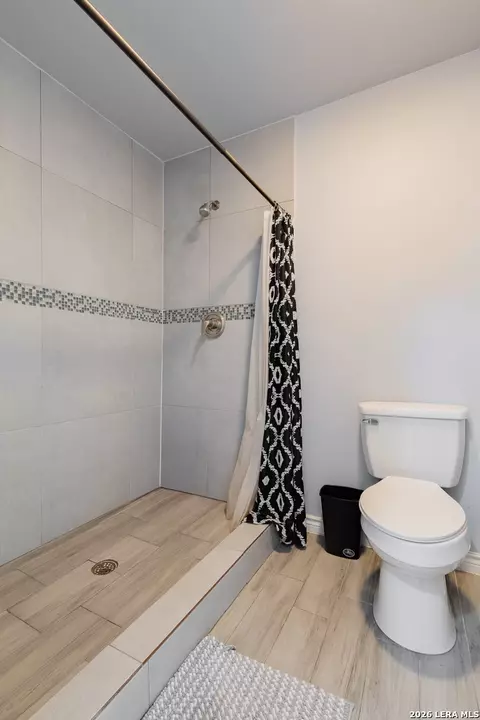 Bath - 2388 Oak Breeze Cir, Eagle Pass, TX 78852 photo 6 of 6