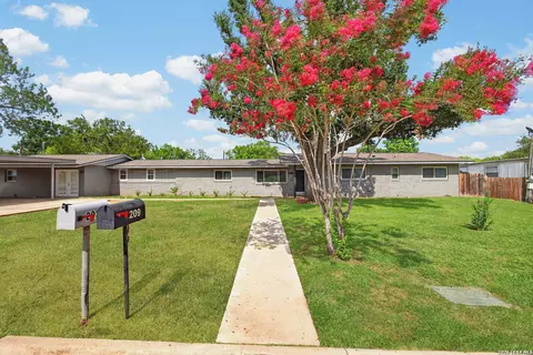 203 209 Greenlawn, Pleasanton, TX 78064