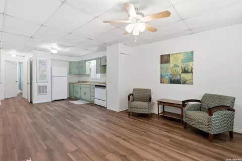 618 E Ireland St, Seguin, TX 78155