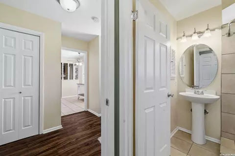 Entry Way - 418 Crestwind Dr, Windcrest, TX 78239 photo 4 of 5