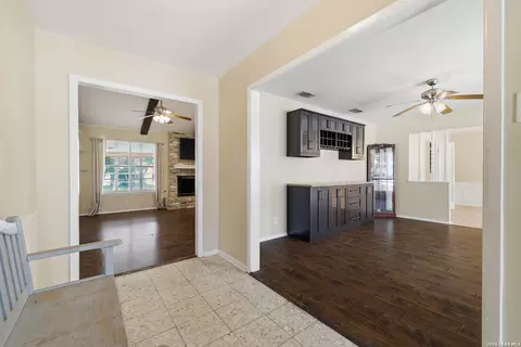 Entry Way - 418 Crestwind Dr, Windcrest, TX 78239 photo 2 of 5