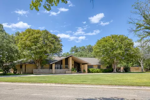 1 El Norte Cir, Uvalde, TX 78801