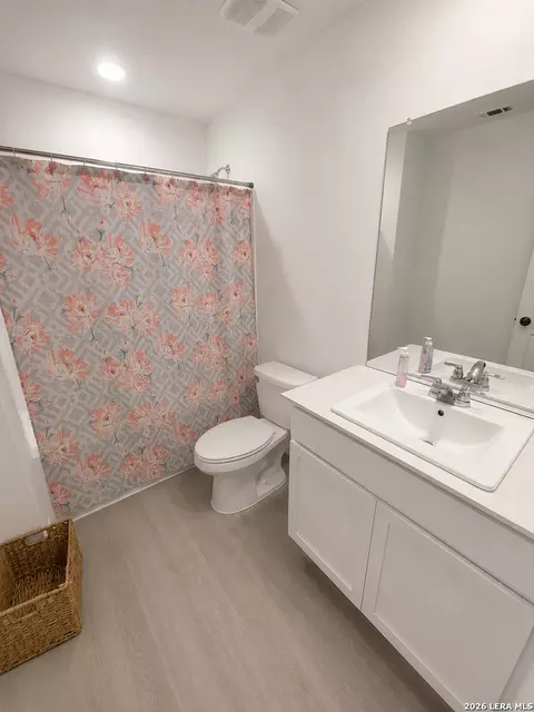 Bath - 318 Bertram Oaks Dr, Bertram, TX 78605 photo 1 of 1