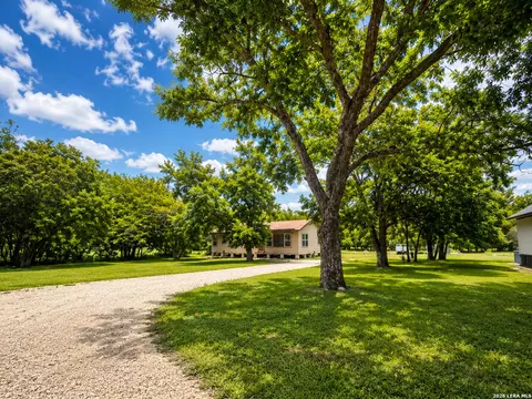 1201 Avenue J, Hondo, TX 78861