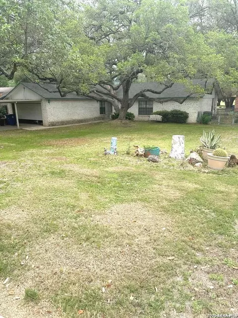 336 Sollock Dr, Devine, TX 78016