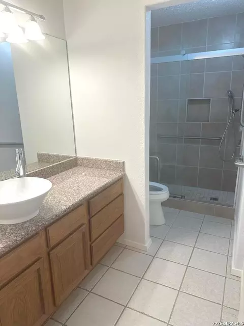 Bath - 336 Sollock Dr, Devine, TX 78016 photo 3 of 4