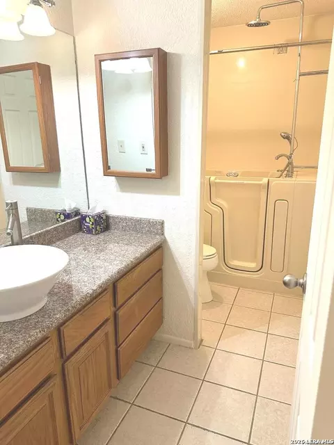Bath - 336 Sollock Dr, Devine, TX 78016 photo 2 of 4