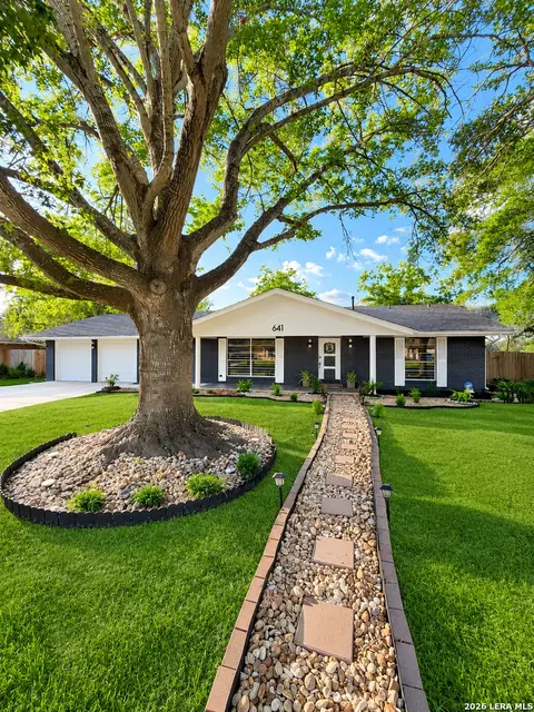 641 Richfield Dr, Windcrest, TX 78239