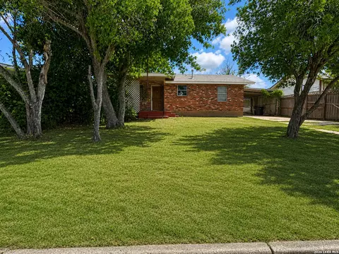 1206 S 2nd St, Floresville, TX 78114