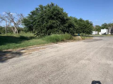 12070 Rathskeller, Lacoste, TX 78039