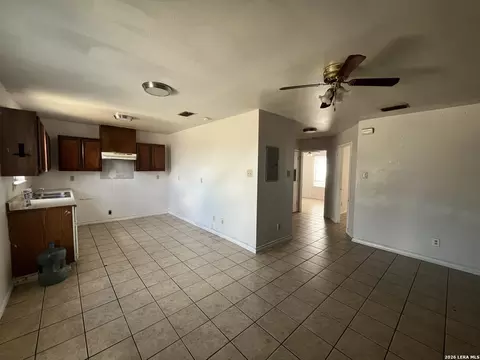 1618 Flores Ave, Laredo, TX 78040 photo 4