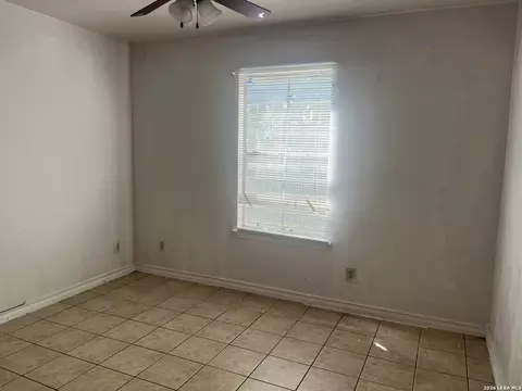 1618 Flores Ave, Laredo, TX 78040 photo 5