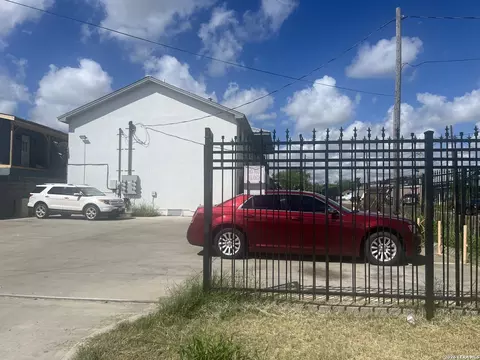 1618 Flores Ave, Laredo, TX 78040 photo 2