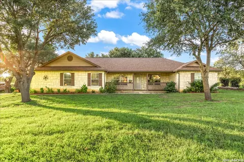 155 Country Gdns, La Vernia, TX 78121