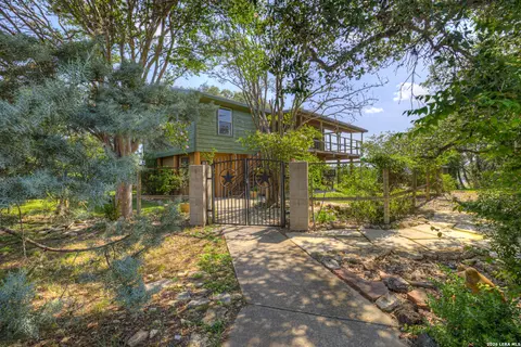 785 Park Shrs, Canyon Lake, TX 78133