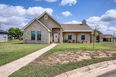 504 34th St, Hondo, TX 78861