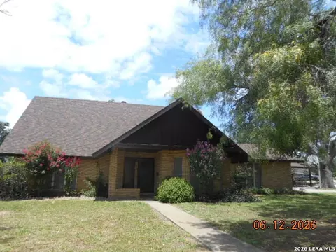 412 Chaparral Dr, Pleasanton, TX 78064