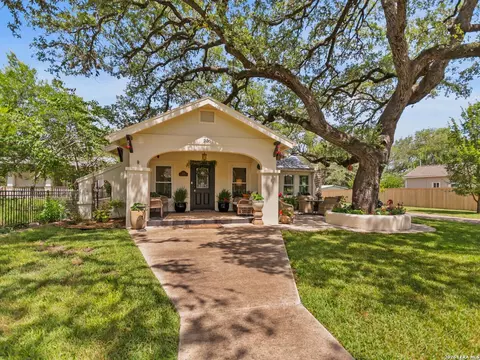 205 2nd St, Boerne, TX 78006