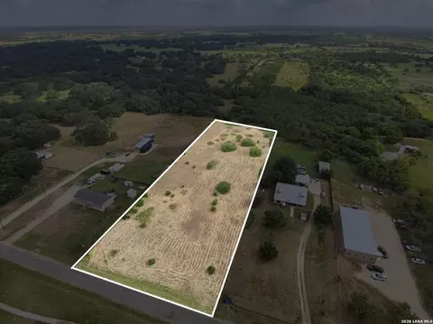 585 County Road 768, Devine, TX 78016 photo 2
