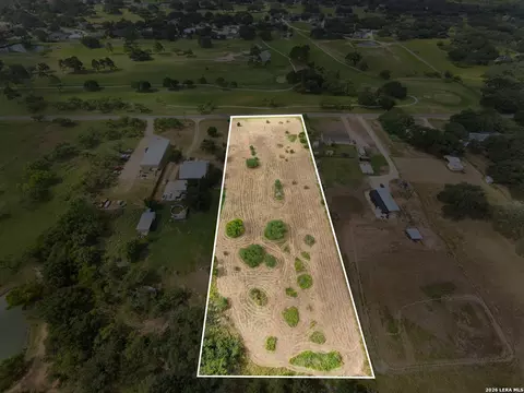585 County Road 768, Devine, TX 78016 photo 8