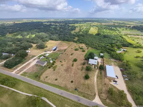 585 County Road 768, Devine, TX 78016 photo 7