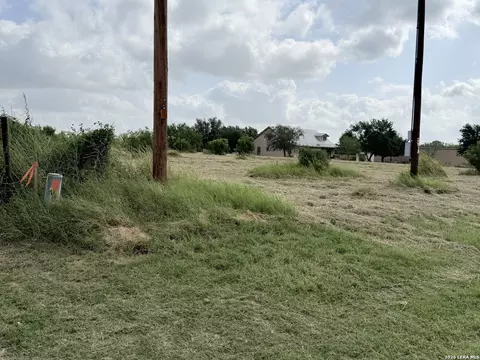 585 County Road 768, Devine, TX 78016 photo 3