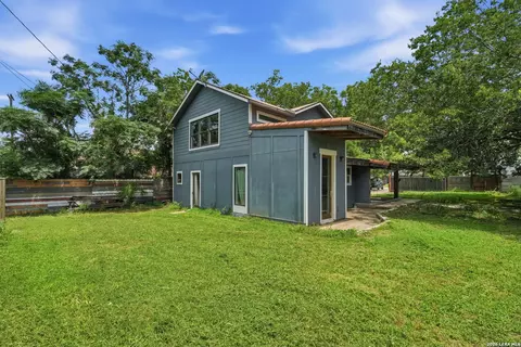 Exterior - 606 E Austin St, Luling, TX 78648 photo 5 of 6