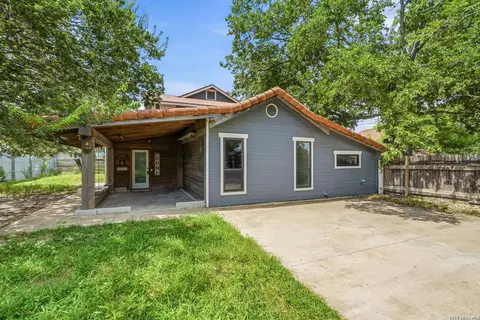 Exterior - 606 E Austin St, Luling, TX 78648 photo 4 of 6