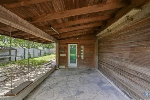 Exterior - 606 E Austin St, Luling, TX 78648 photo 3 of 6