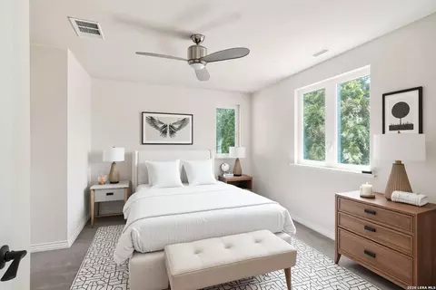 Bedroom - 606 E Austin St, Luling, TX 78648 photo 4 of 8