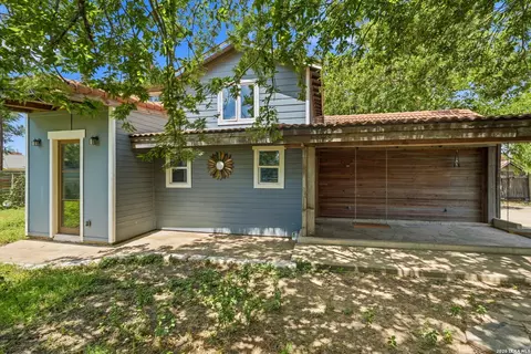 Exterior - 606 E Austin St, Luling, TX 78648 photo 2 of 6