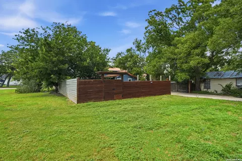 Exterior - 606 E Austin St, Luling, TX 78648 photo 6 of 6