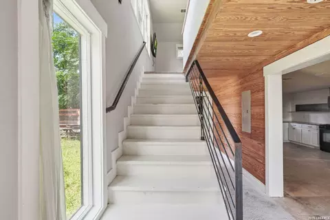 Entry Way - 606 E Austin St, Luling, TX 78648 photo 5 of 7