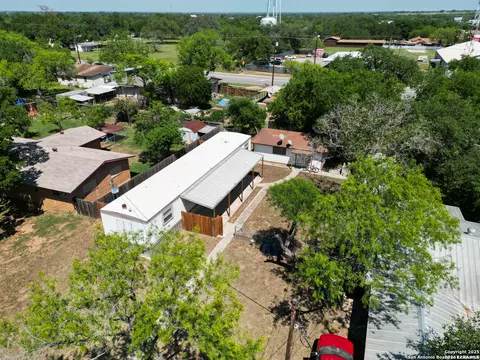 215 Greenlawn Ave, Pleasanton, TX 78064