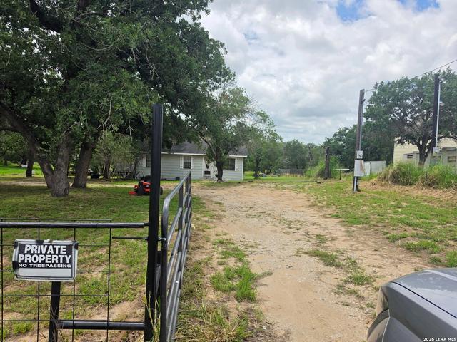 216 Creeks End, Floresville, TX 78114