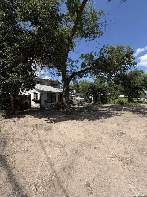 118 E Mill St, Uvalde, TX 78801 photo 3