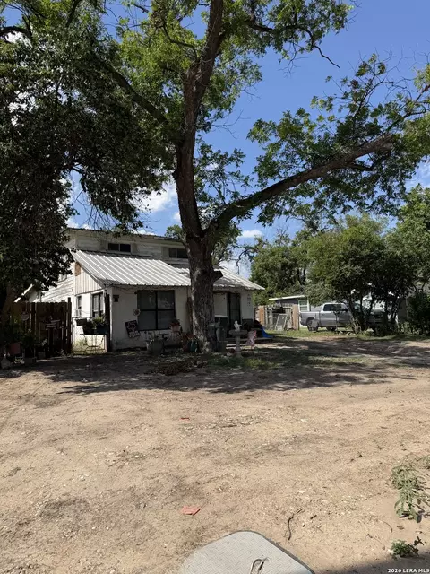 118 E Mill St, Uvalde, TX 78801 photo 2
