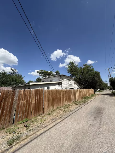 118 E Mill St, Uvalde, TX 78801 photo 4