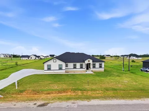 105 Hidden Cv, Floresville, TX 78114