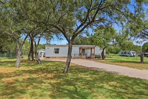 3089 Rakowitz Rd, Adkins, TX 78101