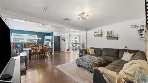 733 E Krezdorn, Seguin, TX 78155