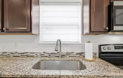 Kitchen - 335 Cimarron, Spring Branch, TX 78070 photo 3 of 4