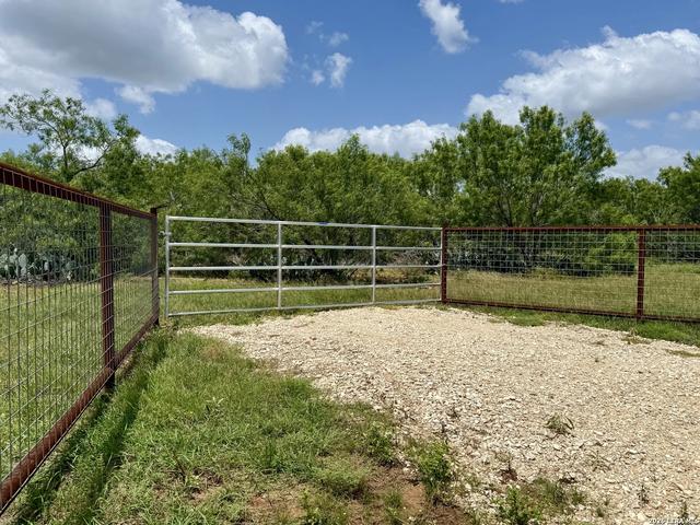 2253 County Road 332, Charlotte, TX 78011