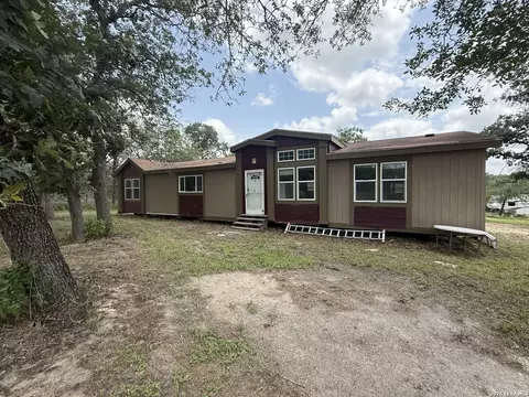 129 Oak Shadow, Floresville, TX 78114