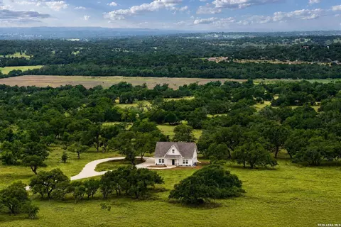 105 Colette Ln, Blanco, TX 78606