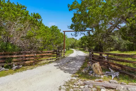 443 Oak Hills Rd, Pipe Creek, TX 78063