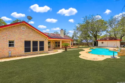 1220 Country View Dr, La Vernia, TX 78121