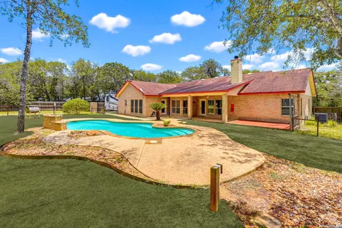 1220 Country View Dr, La Vernia, TX 78121
