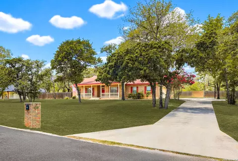 1220 Country View Dr, La Vernia, TX 78121