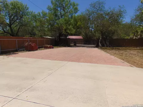Exterior - 815 N Getty, Uvalde, TX 78801 photo 13 of 13